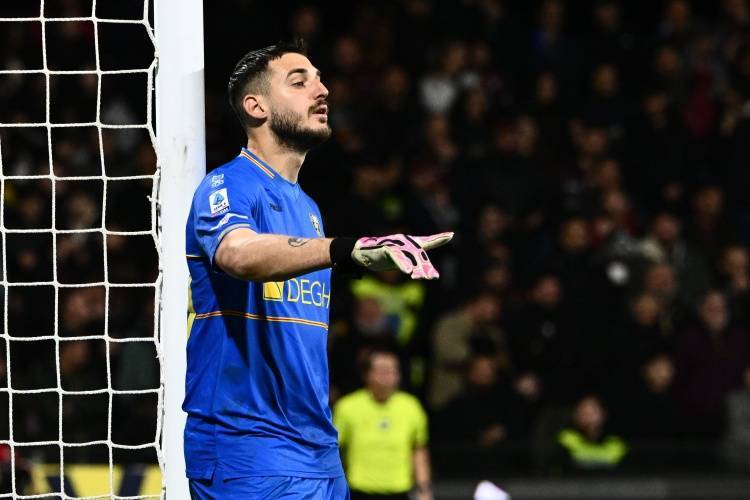 斯(sī)基拉：那不勒斯(sī)、罗马、都灵有意莱切门将法尔科内