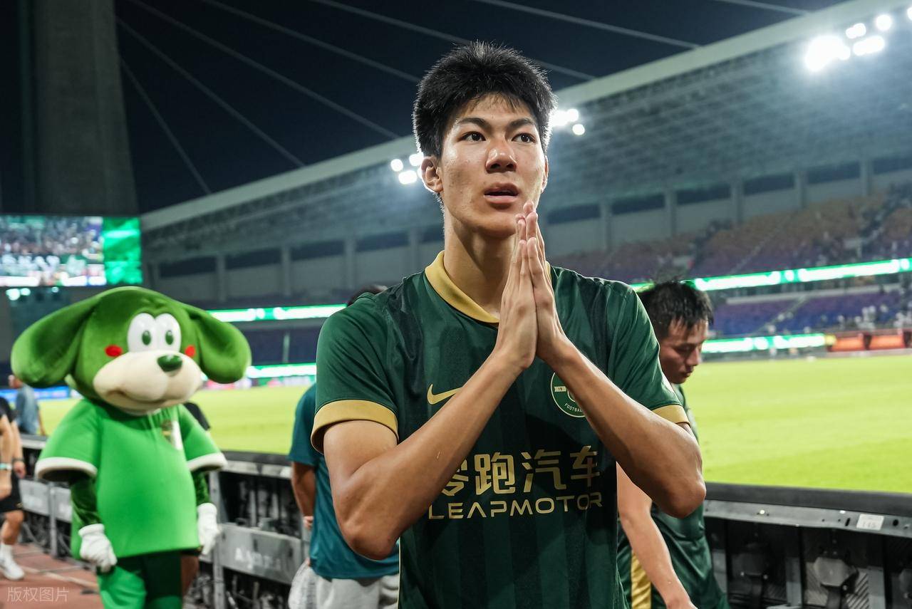 中超联赛：北京国安逆转浙江，球迷揭开真相，扒出小细节