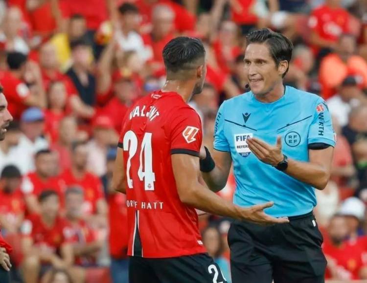 每体：由于对主裁的双标判罚不满，数百名马洛卡球迷提前退场