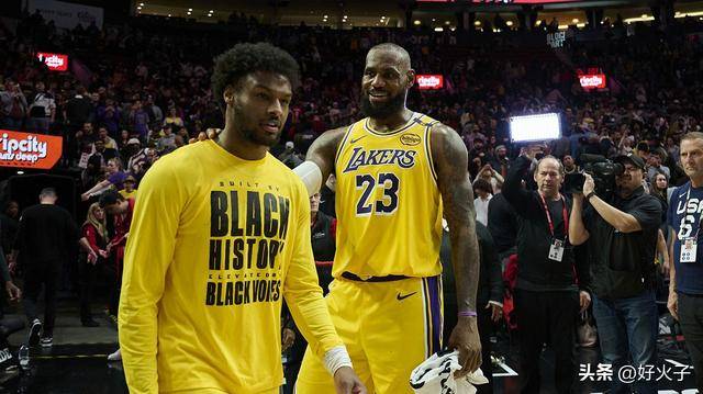 不愧是一(yī)家人，湖人队勒佈(bù)朗詹姆斯(sī)一(yī)家人获得同款纹身
