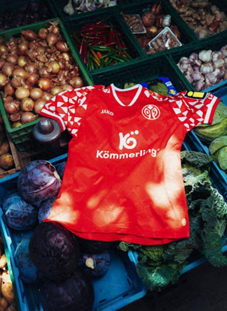 美因茨05足球俱乐部发布25/26赛季全新主场球衣(yī)