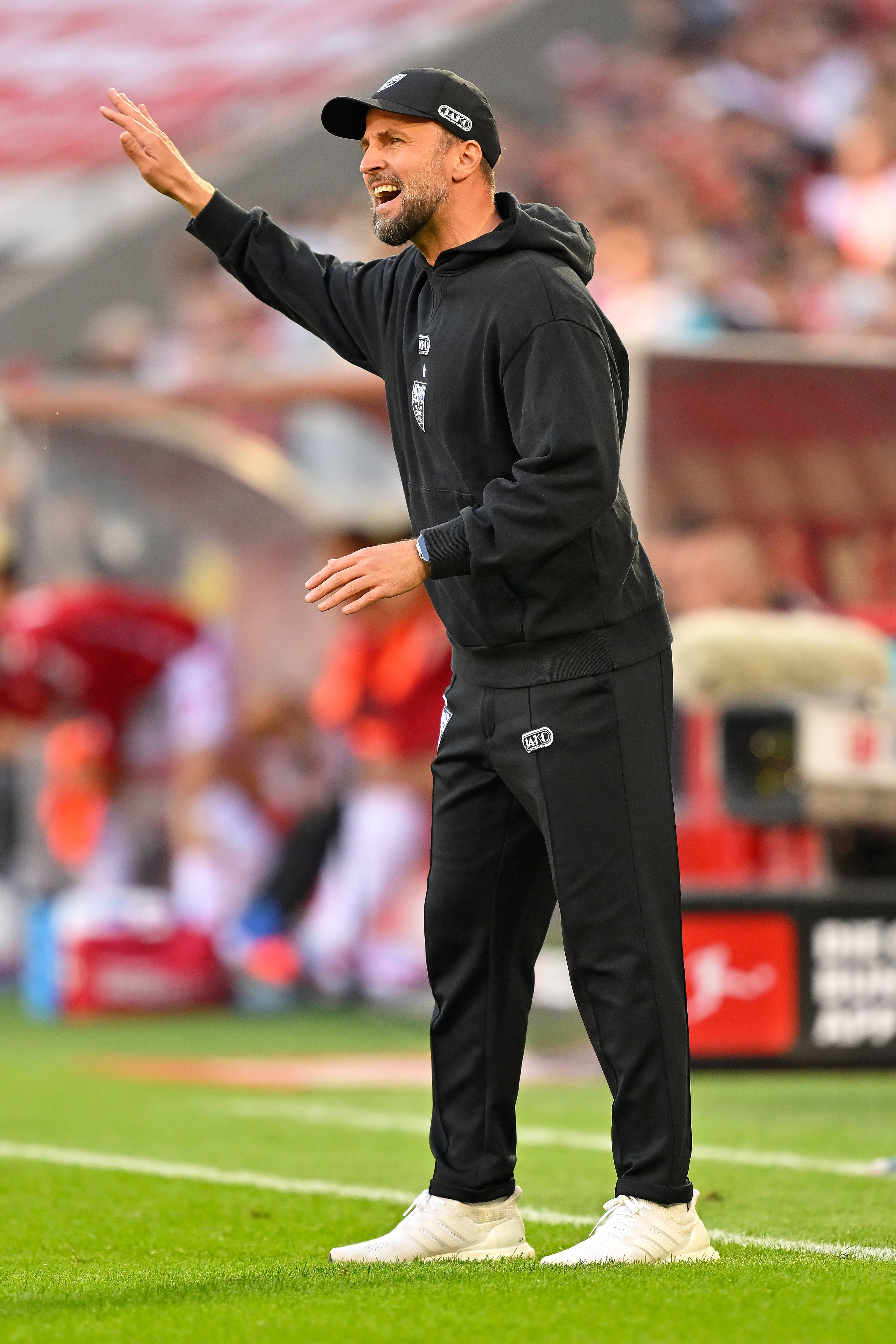 (体育)足球——德甲:斯图加特胜科隆