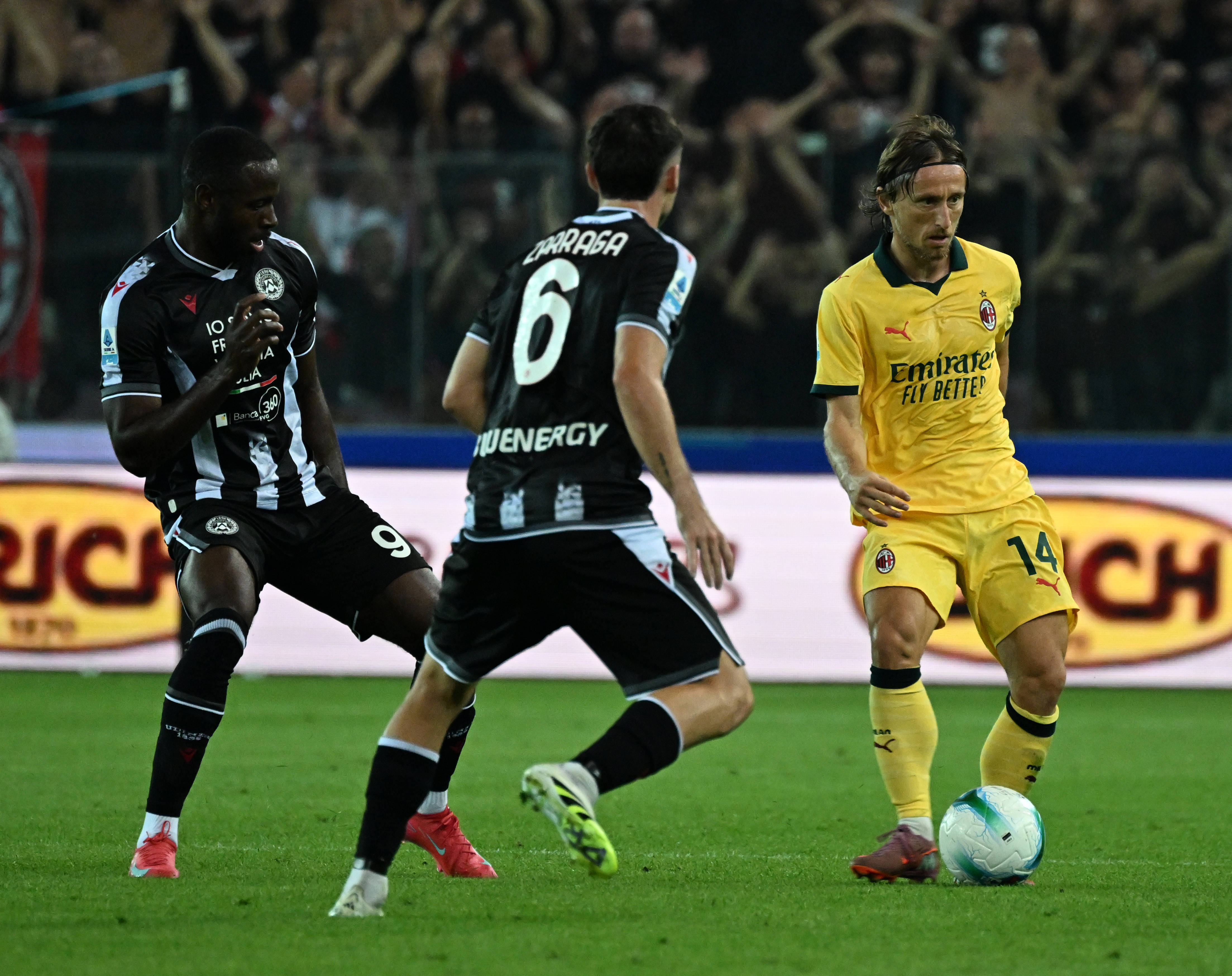 （体育）足球——意甲：AC米兰胜乌迪内斯